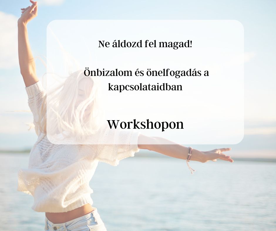 Felszabadult szőke nő a tengerparton, felemelt karokkal – az önelfogadás és belső szabadság szimbóluma, az önismereti workshop üzenetéhez kapcsolódva.