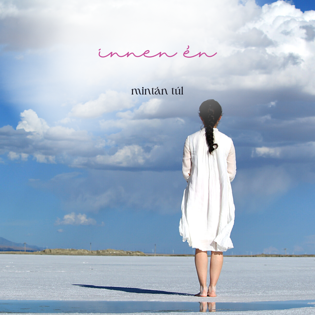 egy nő ki a saját jövöje felé fordul kék ég alatt fehér ruhában